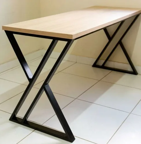 Mesa industrial com desenho abstrato,  reforçada e moderna.