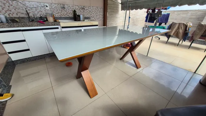 Mesa de cozinha de 6 lugares em em madeira imbuia