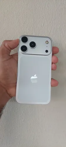 IPHONE XR DE 128.GB NA CARCAÇA DO 17 PRO
