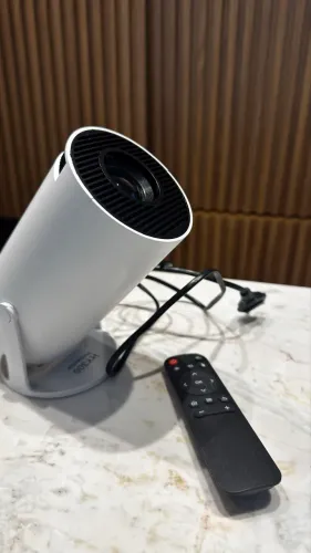 Mini projetor portátil Hy300