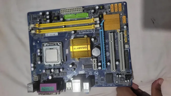 Placa mãe gigabyte lga 775 mATX + processador