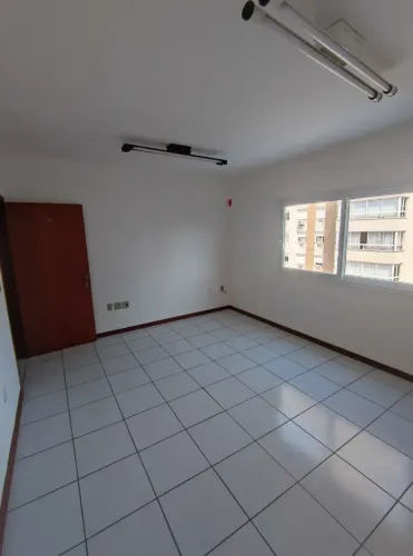 Excelentes salas a partir de 27m², a meia quadra da Assis Brasil