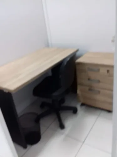 Mesa com gaveteiro 