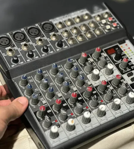 Mesa de som behringer 8 canais