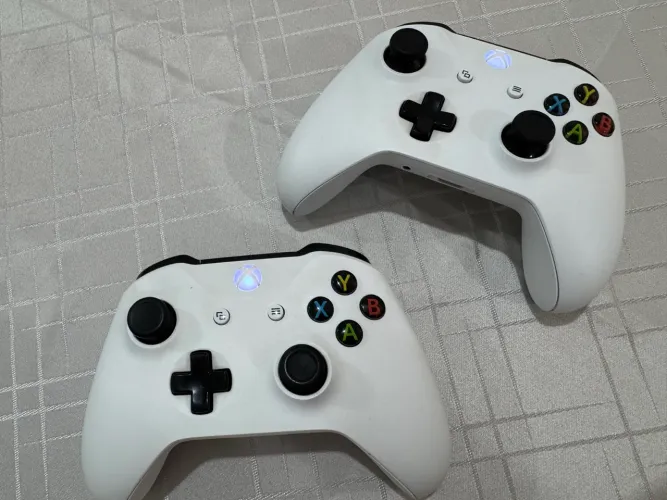 2 controles XBOX sem fio brancos