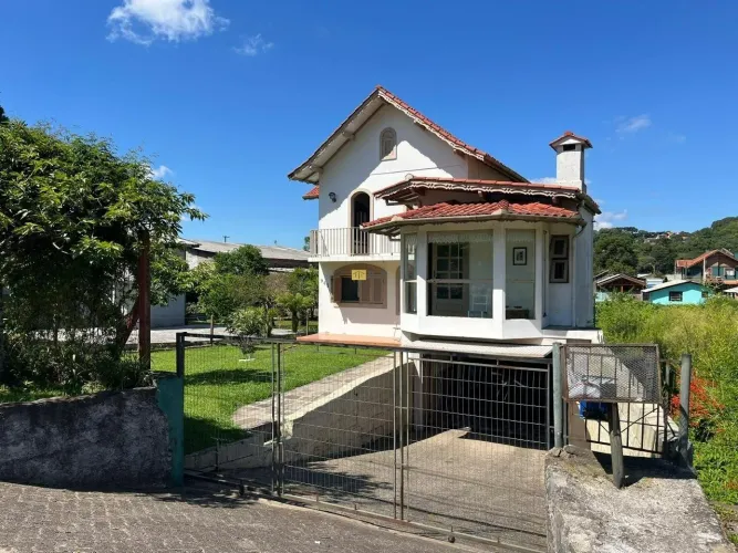 Casa ampla de 3 quartos para locação.
