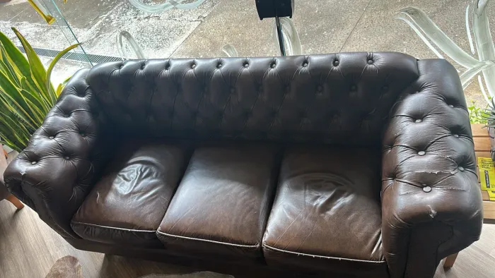 Conjunto Sofá chesterfield + 2 poltronas 