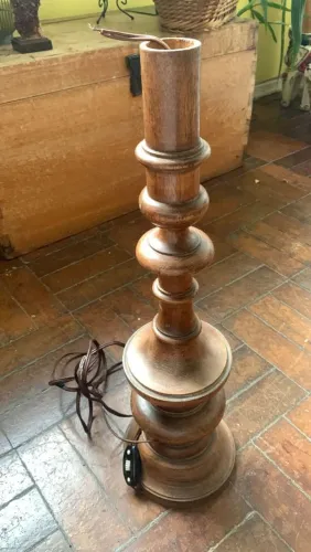 Abajur de madeira nobre torneado