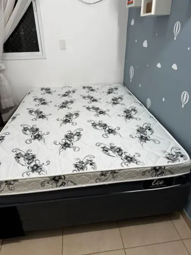 Cama casal em excelente estado. Pouquíssima usada.