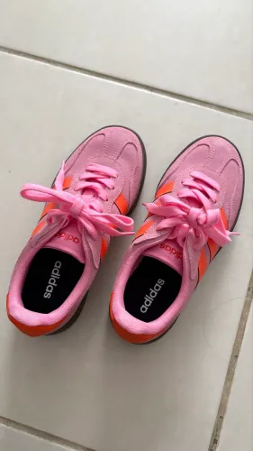 Tênis adidas estiloso