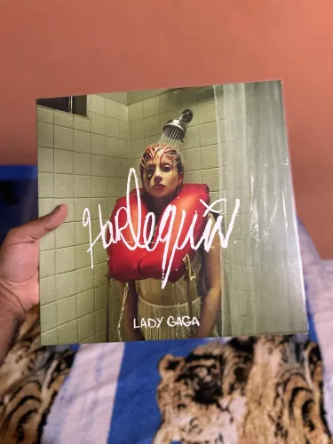 Harlequin - Lady Gaga (Vermelho translúcido)