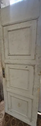 Porta branca madeira maciça. Com almofadas. Bom estado. Centro VR