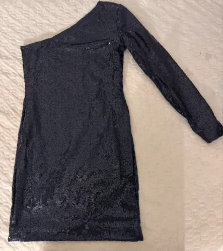 Vestido preto brilho manga unica longa