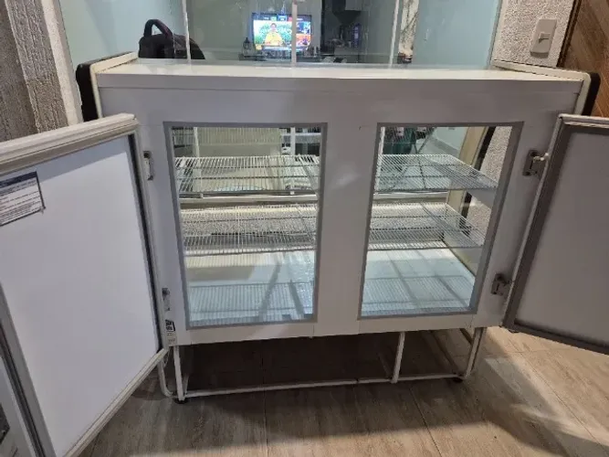 Vendo Balcão Expositor ( sem refrigeração)