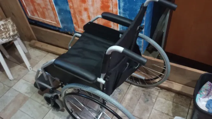 Vendo cadeira de rodas nova