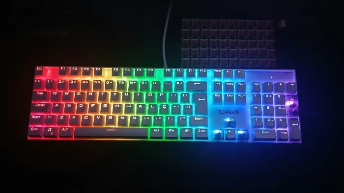 Teclado Mecânico Redragon Mitra Switch Azul + 50 Switches Reservas Vermelhos