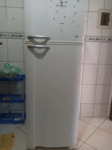 Geladeira Eletrolux conservada,não está funcionando em baixo só em cima 
