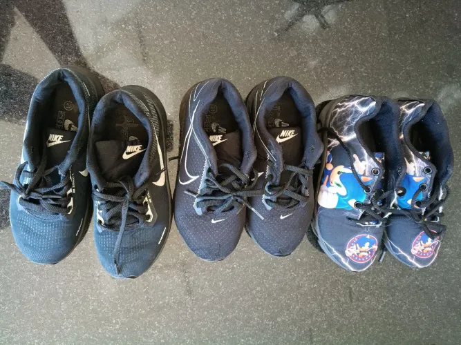 3 tênis - preto Nike número 31 , preto Nike número 31 e azul do Sonic número 32