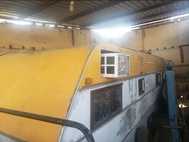 VENDO/TROCO KARMAN GHIA KC740 ANO 86 TODO ORIGINAL C/ OS VIDROS GUARDADOS DENTRO.