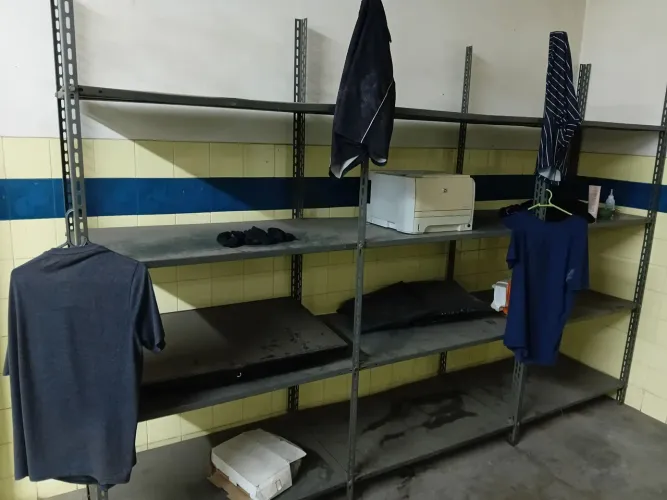 Estantes de ferro