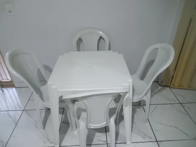 Conjunto de mesa e cadeiras (ganhe + uma cadeira)