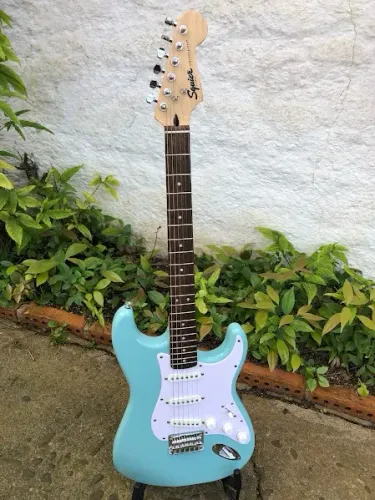 Guitarra Squier by Fender(Indonésia) parcelo no Olxpay/ML
