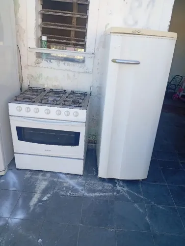 Geladeira Electrolux e fogão atrás de 6 bocas ambos funciona perfeitamente (127 volts)