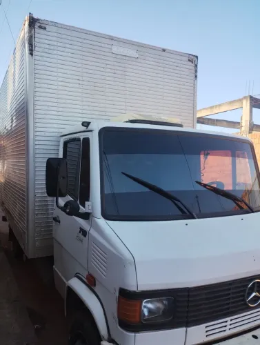 Caminhão Mercedes Benz 710 2010
