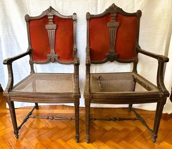 Par poltronas de braço madeira nobre espaldar veludo vermelho assento palhinha *Descrição*