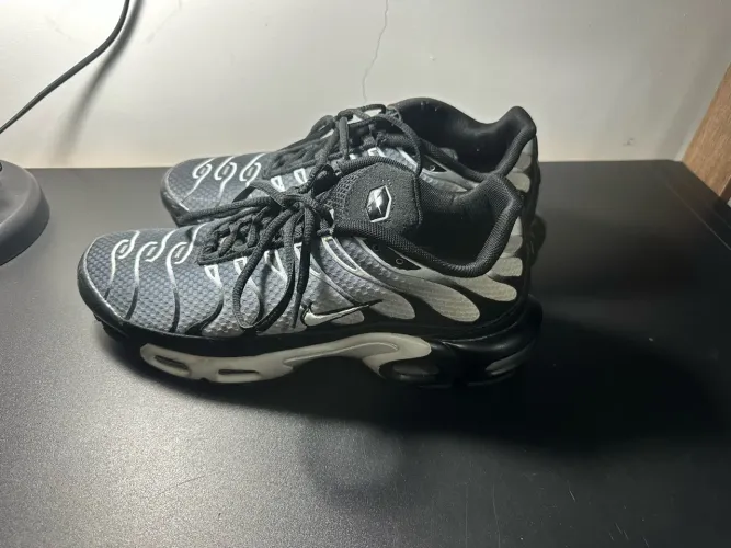 Tênis Nike shocks preto usado apenas uma vez