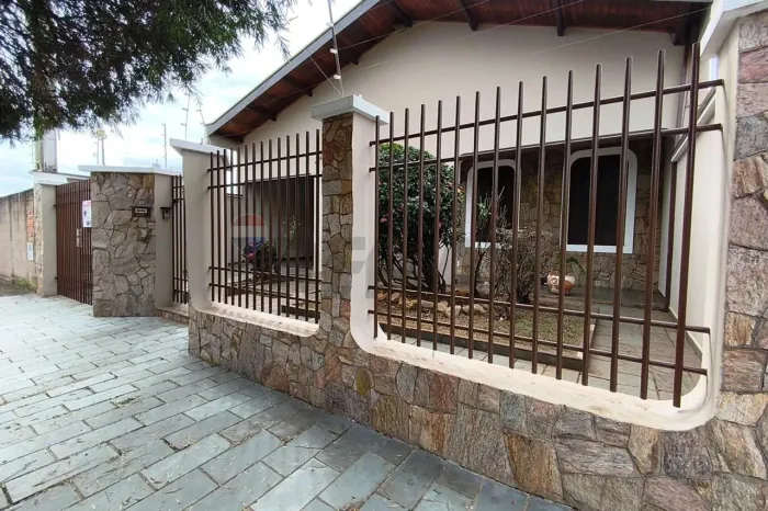Casa com quatro quartos sendo um na edícula em Itapira-SP