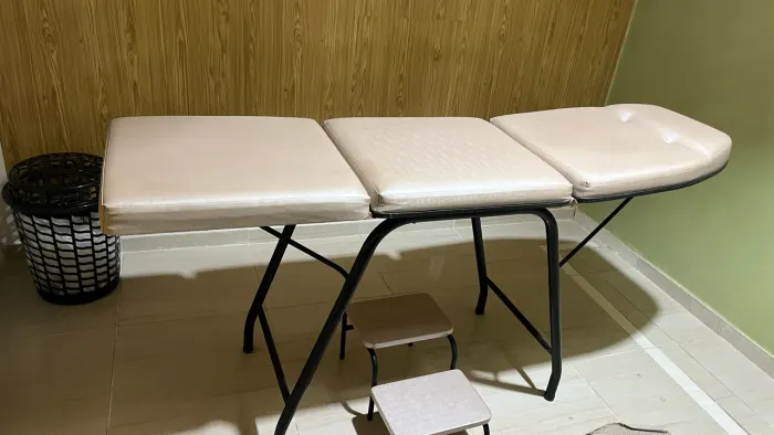 Maca para estética com escada + 30 lençóis descartáveis 