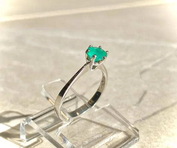 Anel em Ouro Branco 18K com Esmeralda