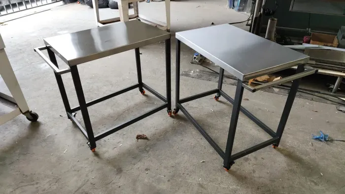 Mesa de aço inox com rodinhas