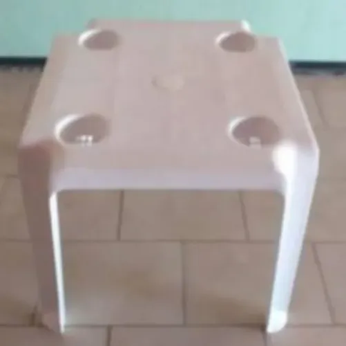 mesinha de plástico marca tramontina com porta copos