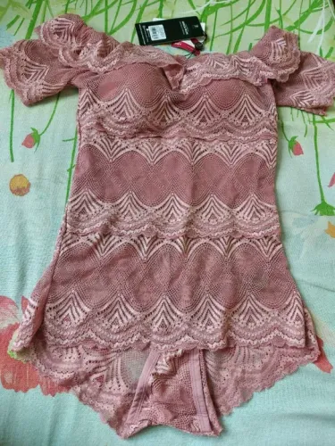 Body de renda rosa off-shoulder