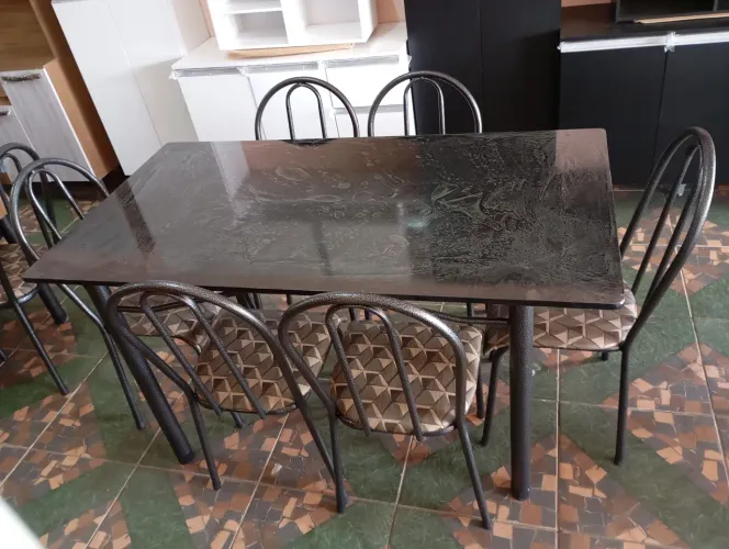 Mesa com 6 cadeiras, tampo em ardósia.