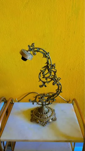 Linda abajur em bronze antiga entre 1940 a 1950