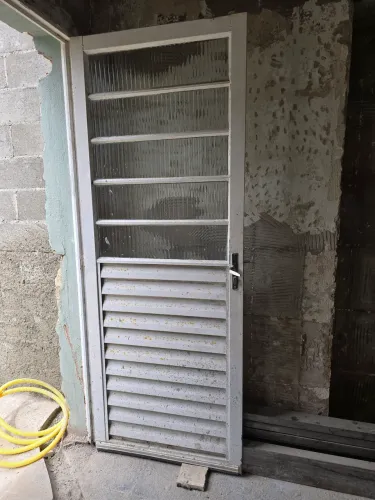 Porta em ferro com vidro para cozinha