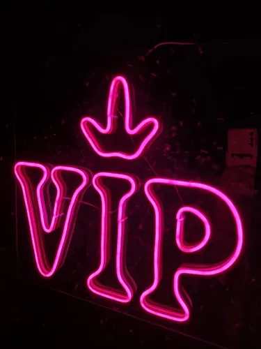 Letreiro Neon VIP com Coroa Acrílica Placa