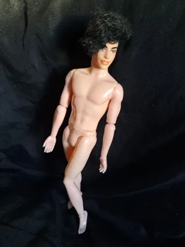 Boneco articulado cabelos cacheados
