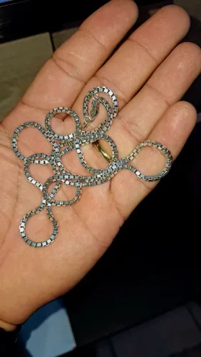 Colar de prata com design elegante