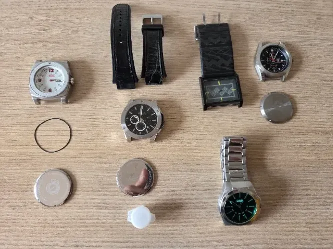 Lote com relógios Clilli Beans, Kenneth Cole etc