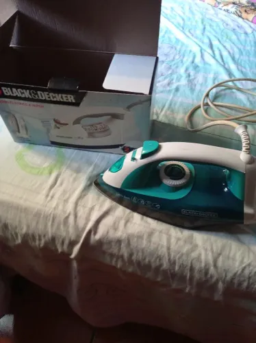 Ferro de Passar Roupa Black+Decker a Vapor