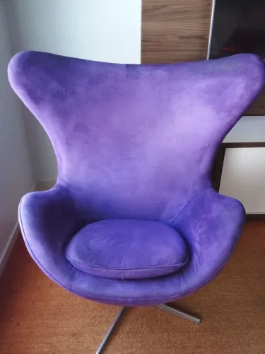 Poltrona Egg em Veludo Roxo