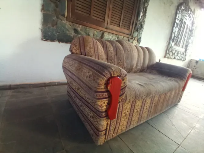 Jogo de dois sofás 2 e 3 lugares com design clássico