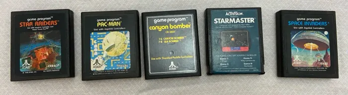 Lote de 5 Cartuchos de Jogos Atari - Star Raiders, Pac-Man, Canyon Bomber e Mais!