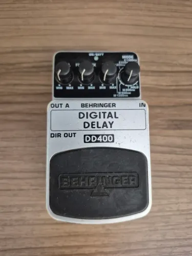 Pedal de Delay Behringer DD400