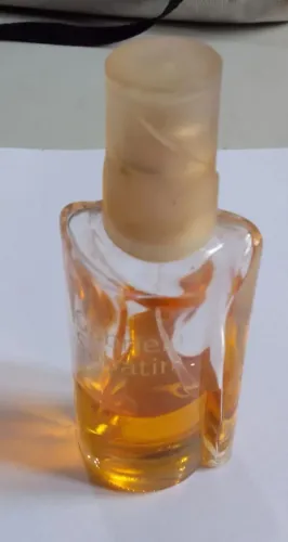 Vidro vazio de perfume