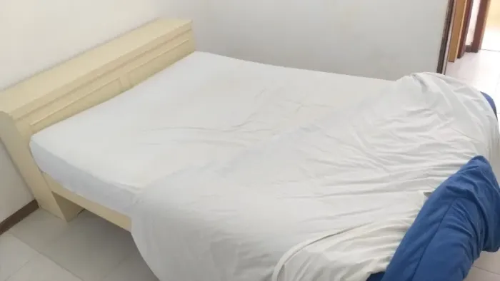 Cama de casal com colchão de molas ensacadas Mannes
